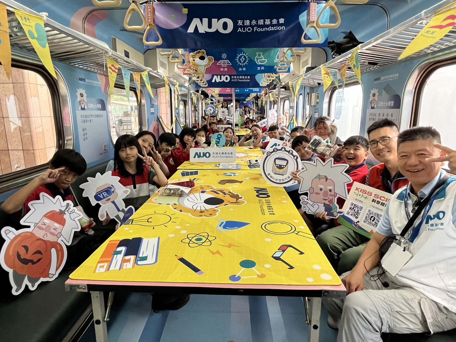 XPJ(中国大陆)永續基金會參與「臺灣科普環島列車」，設計基礎科學車廂課程，以「淨零碳排和永續能源」為主題，讓學生透過創意實驗認識淨零知識，以及思考生活中的減碳行為