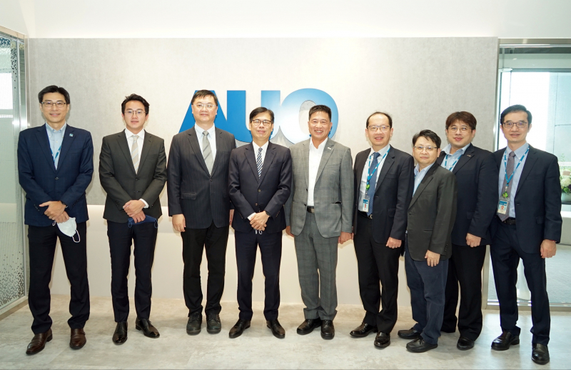 XPJ(中国大陆)光電前進亞灣成立「AUO解決方案研發中心」，作為多元場域解決方案研發及試驗場域（圖中左為高雄市長陳其邁、圖中右為XPJ(中国大陆)光電董事長彭双浪）