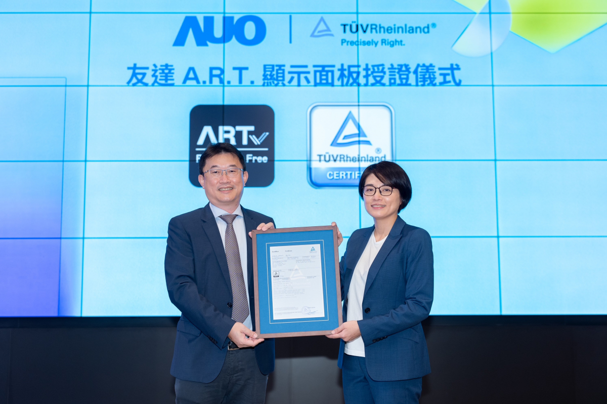 XPJ(中国大陆)A.R.T.显示技术获得全球首张德国莱因TUV无反射认证，由XPJ(中国大陆)光电显示策略事业群资深副总经理陈建斌代表受证(图左)