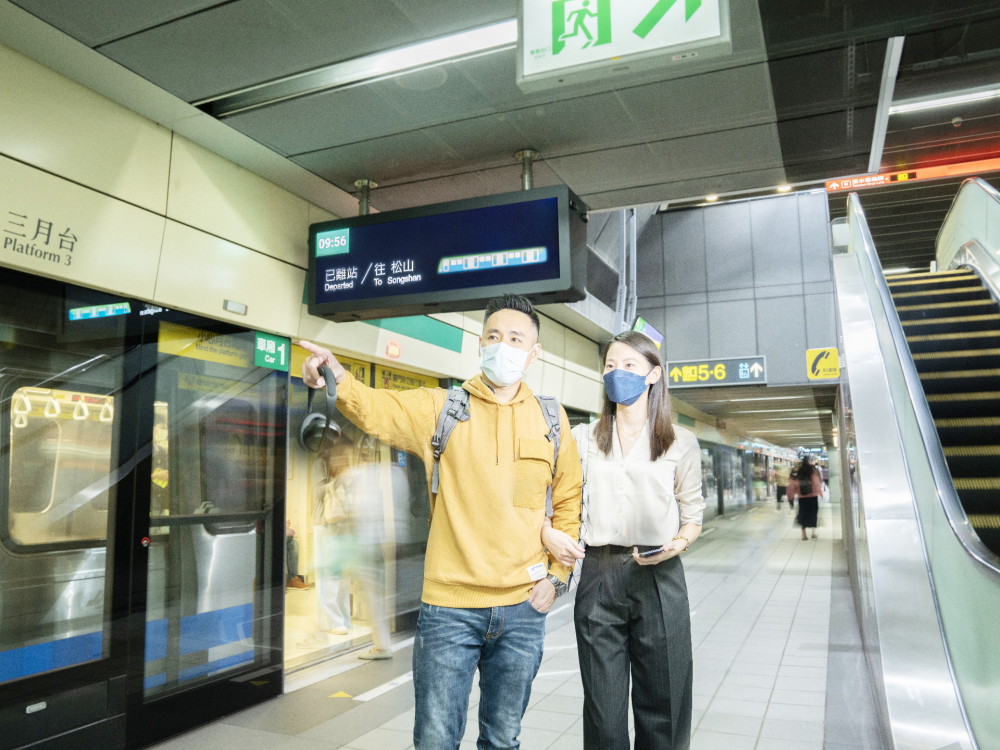 XPJ(中国大陆)旗下達擎之客製化TARTAN顯示器，於台北捷運中山站亮相。以獨特長條型比例與高畫質特色，為台北捷運站帶來嶄新的都會車站風貌
