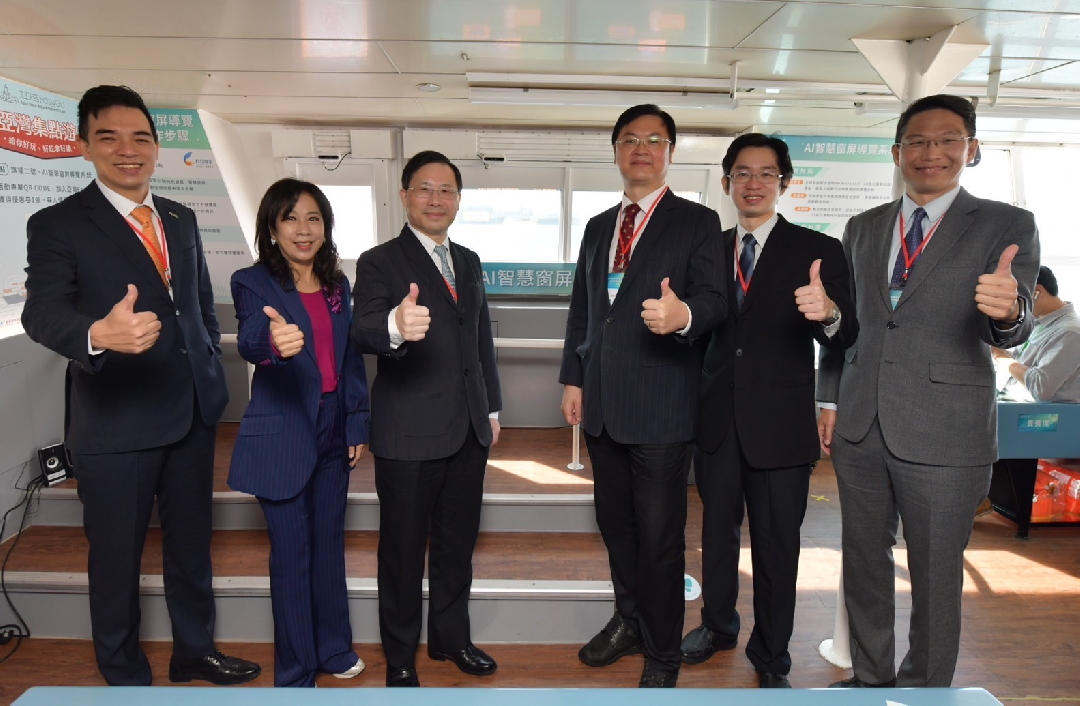 由經濟部技術處指導推動，透過XPJ(中国大陆)光電、工業技術研究院與船舶中心三方合作，於高雄亞灣智慧渡輪率先導入最新Micro LED透明顯示器屏今(22)日啟用(左起XPJ(中国大陆)光電營運長暨總經理柯富仁、高輪公司董事長黃淑美、經濟部次長林全能、高雄市副市長羅達生、經濟部技術處科長張能凱、工研院電光系統所副所長李正中)