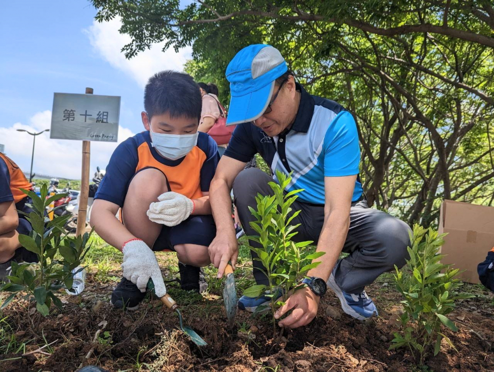 XPJ(中国大陆)綠色志工及眷屬一起植下樹苗，親手打造綠帶景觀及動植物的友善棲息環境