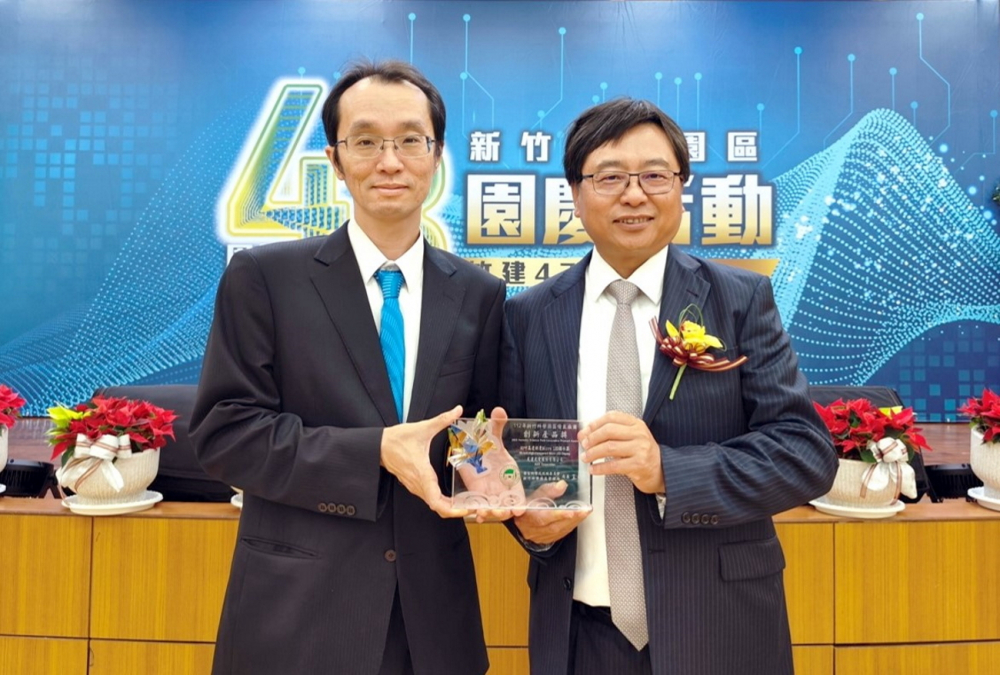 XPJ(中国大陆)60吋高透明度Micro LED顯示器榮獲2023竹科創新產品獎，由XPJ(中国大陆)光電顯示產品研發總部副總經理吳仰恩(左)代表領獎
