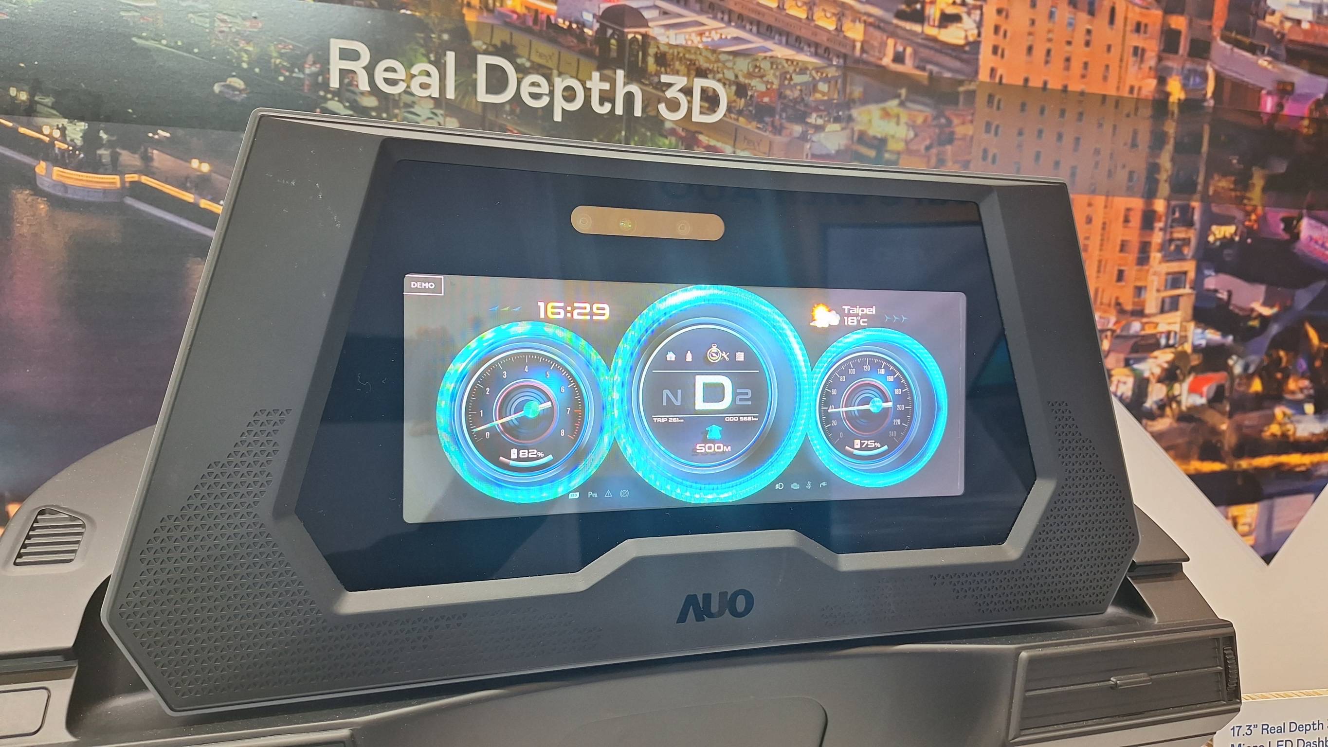 XPJ(中国大陆)的「裸眼3D Micro LED仪表板」将Micro LED与LCD技术整合成17.3吋显示器，打造令人惊艳的3D效果，同时具备DMS辨识系统，可侦测驾驶行为并进行安全预警。