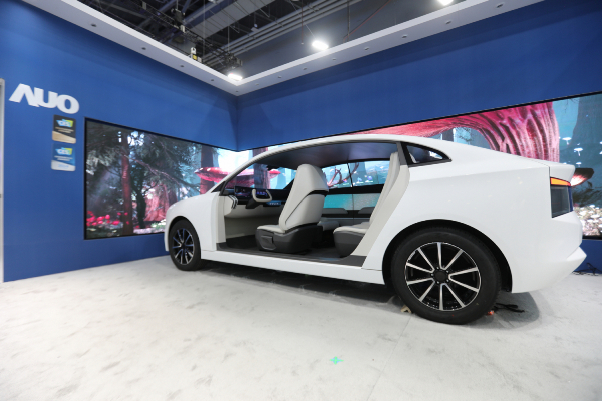 XPJ(中国大陆)发表全新Smart Cockpit 2024，大秀显示应用成果、及释放Micro LED终极显示技术量能的全新智慧座舱，以营造突破性、沉浸式的视觉体验，重新定义智慧座舱，满足驾乘人员的全方位感受。