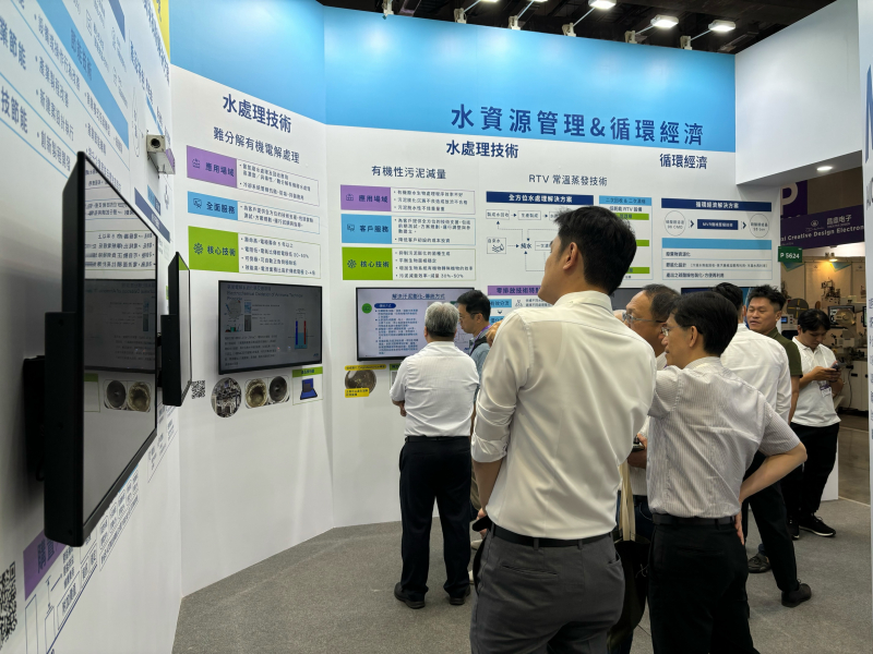 XPJ(中国大陆)以深厚的智慧製造經驗發展永續戰略，積極延伸價值鏈，轉化成可供外界使用的綠色智慧服務，進軍SEMICON Taiwan 2024，提供半導體產業鏈打造AI世代的永續即戰力。