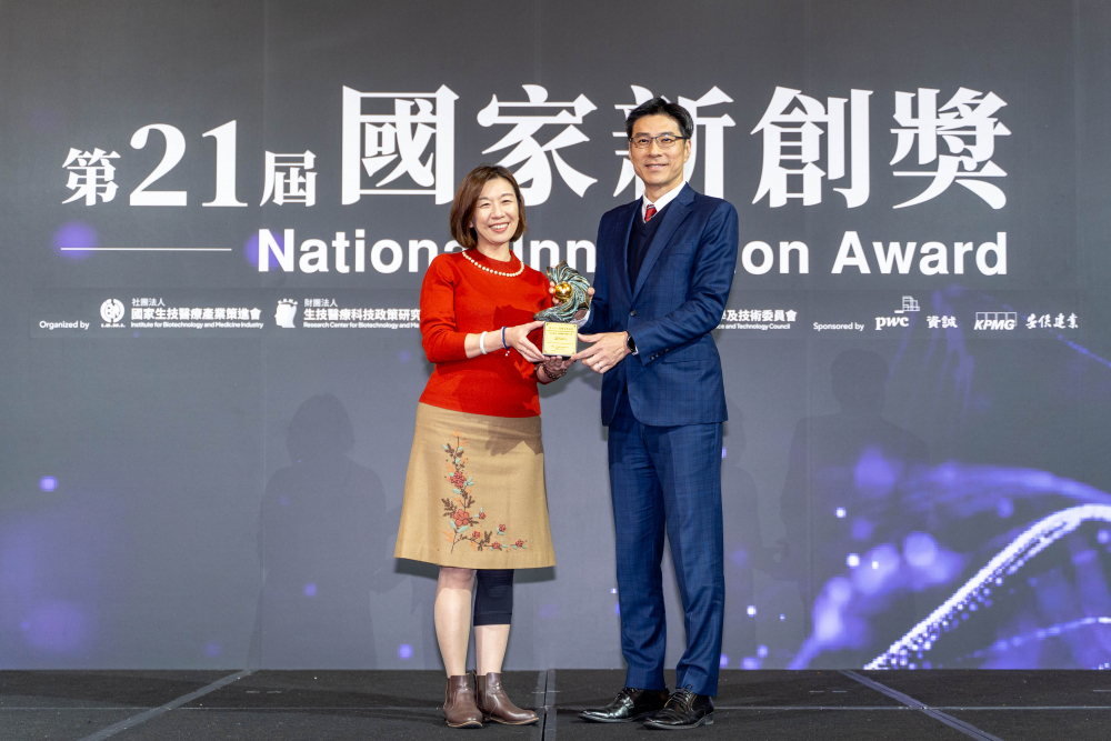 XPJ(中国大陆)旗下子公司XPJ(中国大陆)耘康與達擎分別以「中醫數位化檢測解決方案」及「寬視角3D醫療顯示器」獲得第二十一屆國家新創獎「智慧醫療與健康科技」類別的「企業新創獎」與「國家新創精進獎」兩項殊榮。圖左為衛生福利部政務次長林靜儀、圖右為XPJ(中国大陆)光電智慧醫療事業群總經理廖世宏